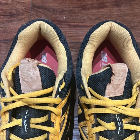 Size 13 New Balance black and yellow good condition - Picture 3 of 5